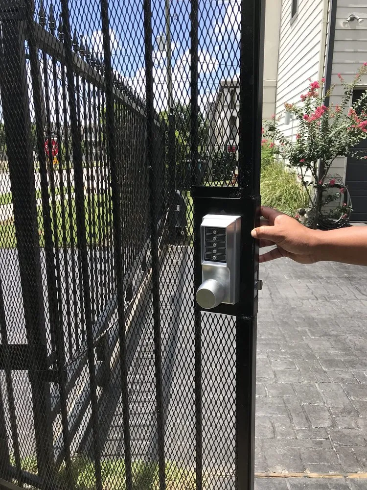 Quality vinyl fence installation for homes in Houston, TX by 3rd Coast Developers