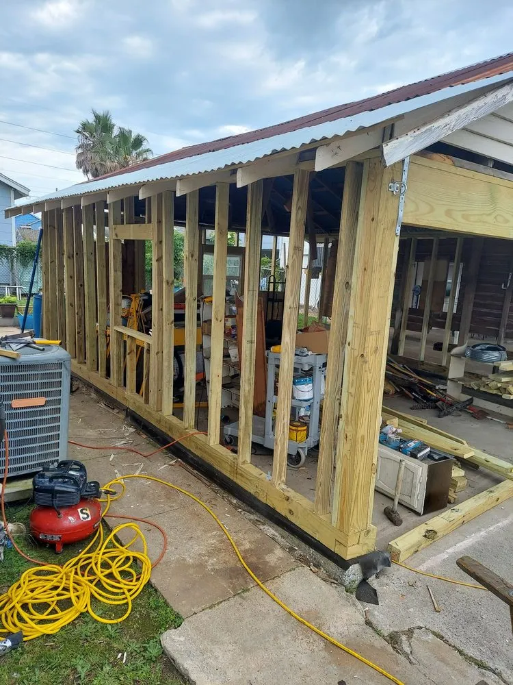Expert privacy fencing in Dickinson, TX by Absolute Custom Installations