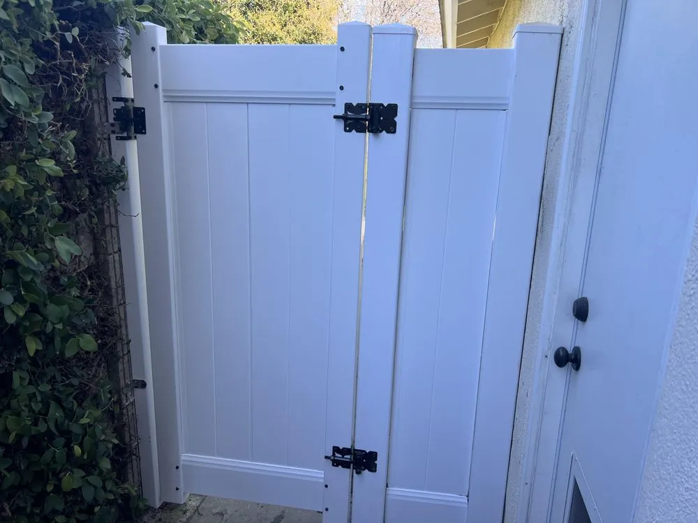 Top-rated vinyl fence installation in Carpinteria, CA by AFencingCo