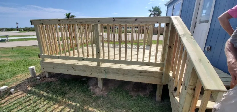 Top-rated vinyl fence installation in Angleton, TX by Alexander Construction