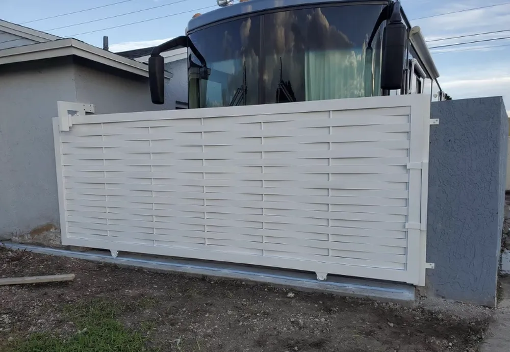 Reliable fence repair service in Miami, FL - Alomilo