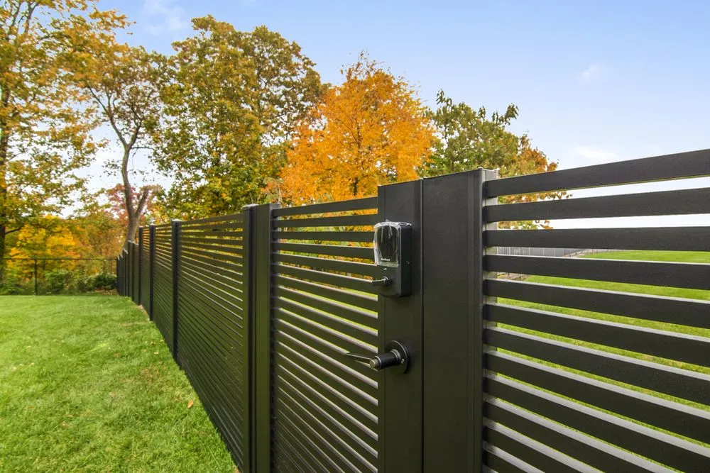 Reliable vinyl fence installation for homes in Oxnard, CA by Alumission