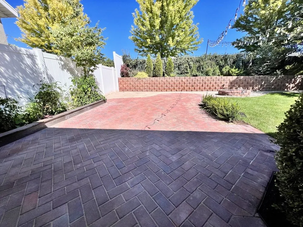 Affordable vinyl fence installation for homes in Orem, UT by Amiro Landscaping