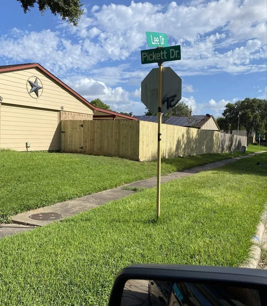 Affordable vinyl fence installation for homes in Rosenberg, TX by Armour Built