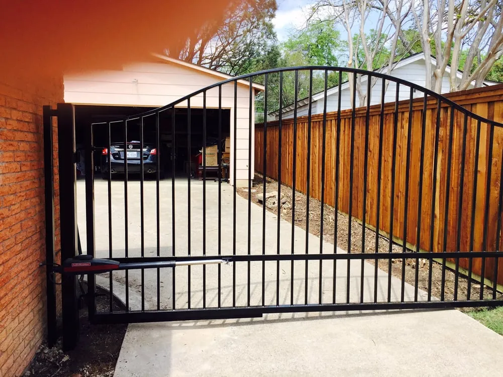 Quality vinyl fence installation experts serving Dallas, TX - Automatic Gate Tech