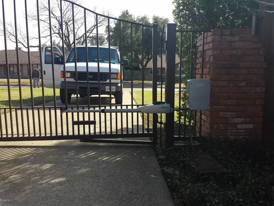 Quality privacy fencing experts serving Dallas, TX - Automatic Gate Tech