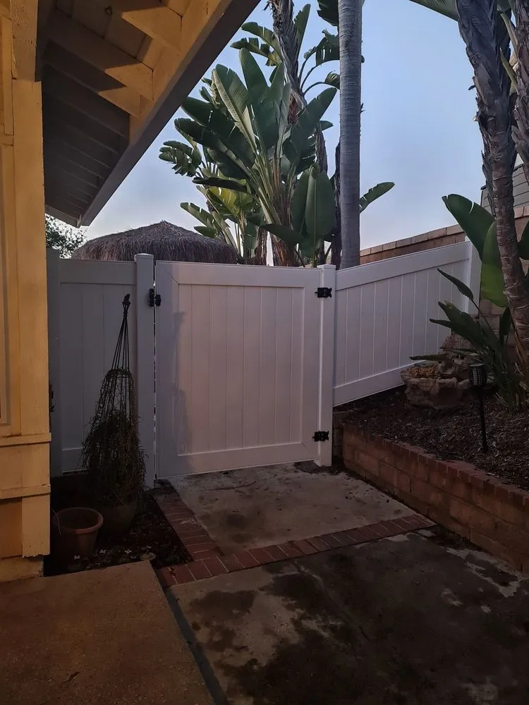 Trusted privacy fencing service in Irvine, CA - BeachYard
