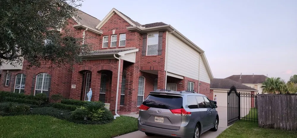 Affordable vinyl fence installation for homes in Fulshear, TX by Bencle Services