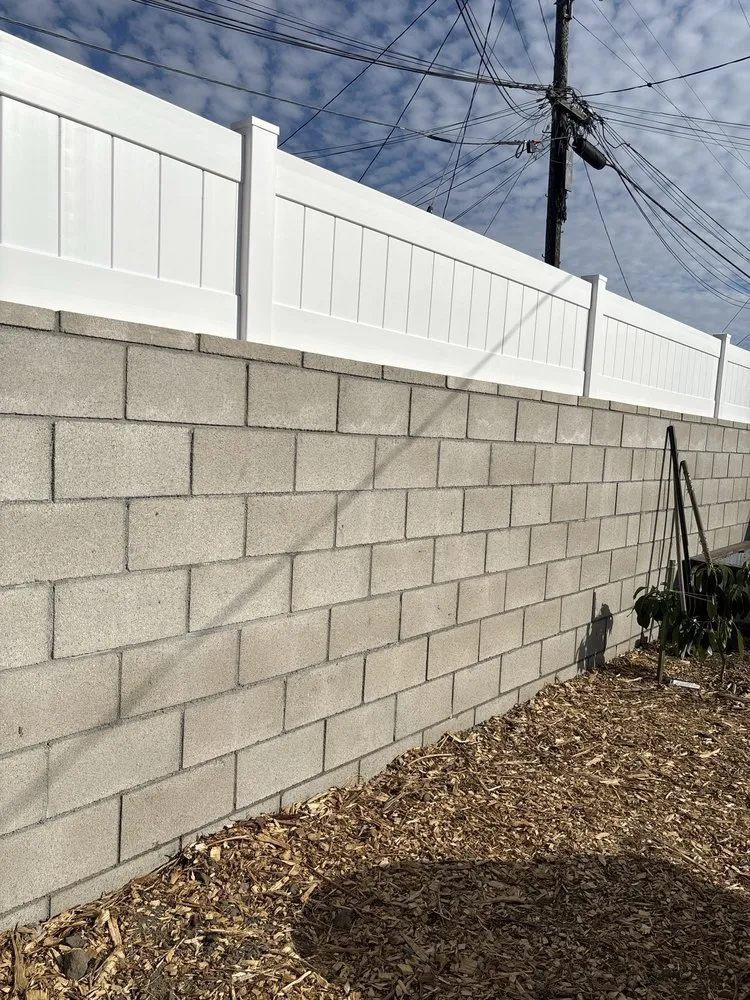 Affordable vinyl fence installation in Irvine, CA by BetterYard Construction
