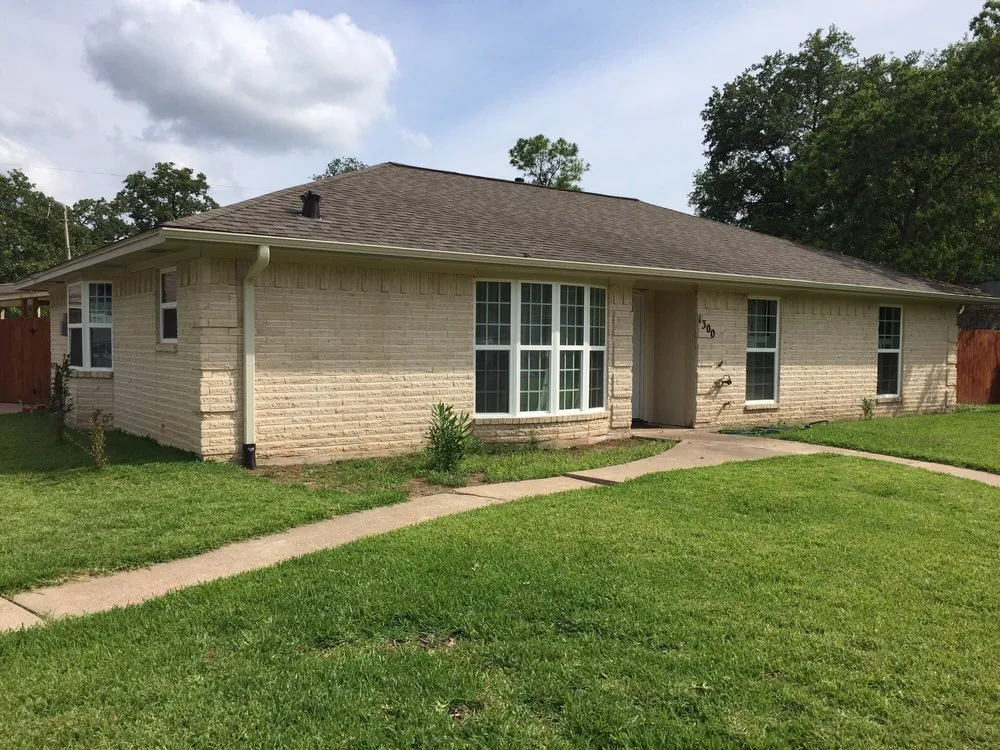 Affordable vinyl fence installation for homes in Bryan, TX by Brazos Custom Construction