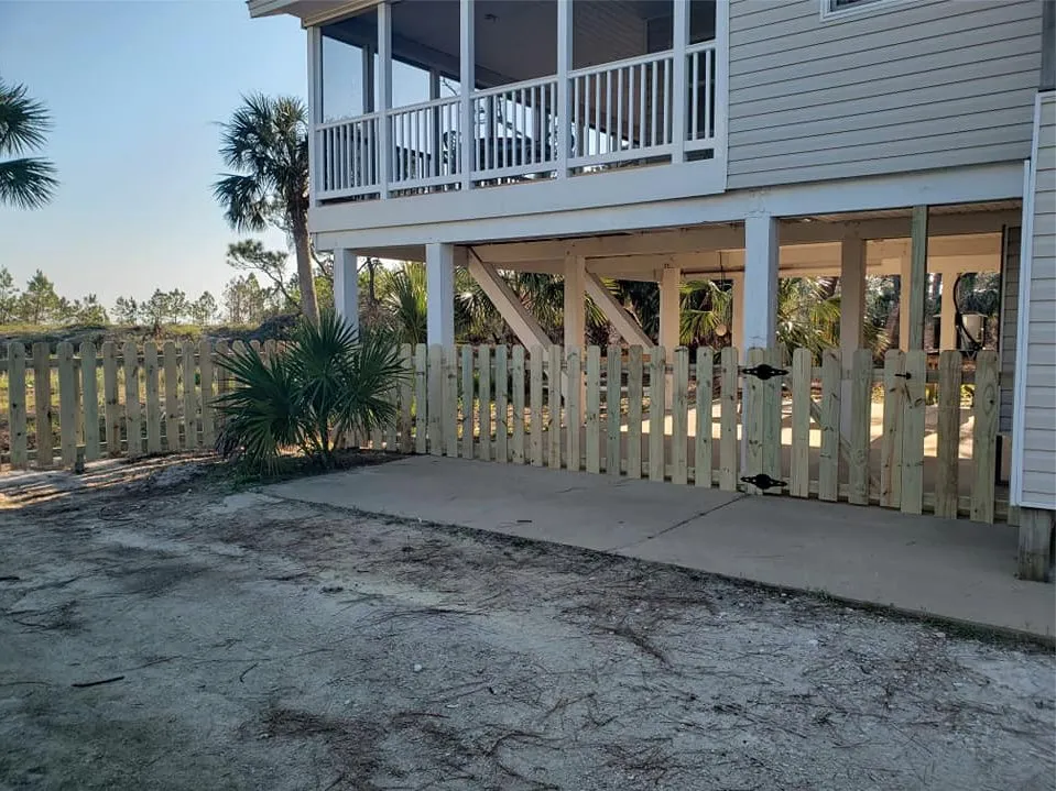 Top-rated vinyl fence installation for homes in Covington, LA by C Force Construction