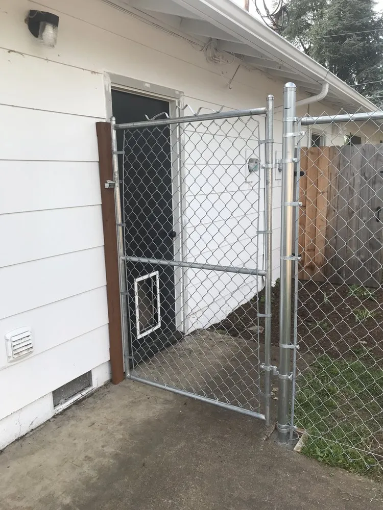 Affordable vinyl fence installation in Eugene, OR by Cascade Crest Contracting