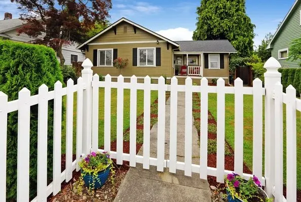 Reliable privacy fencing service in Bell, FL - Cornell Customs