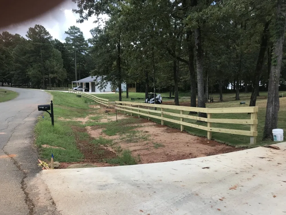 Top-rated wood fence service experts serving Gilmer, TX - Crown Construction
