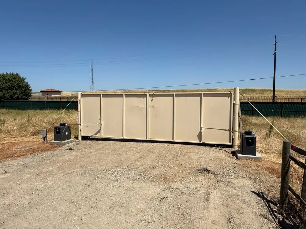 Top-rated vinyl fence installation in Loomis, CA by DC Controls