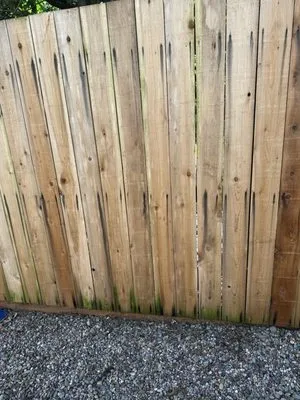 Derricks Fencing & Construction Logo