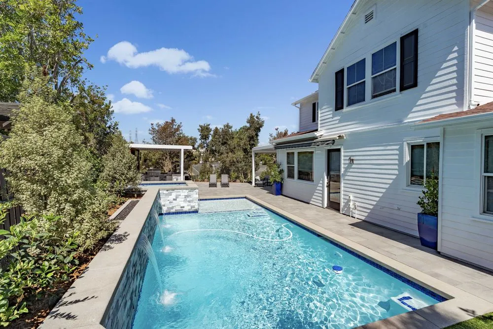 Reliable vinyl fence installation service in Irvine, CA - Doma Structures