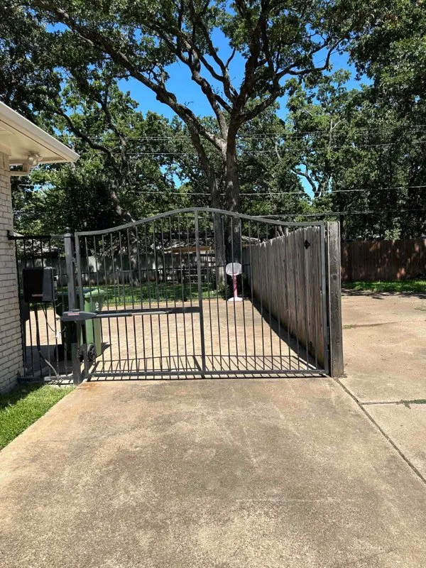 Expert vinyl fence installation experts serving Arlington, TX - Driven Gates