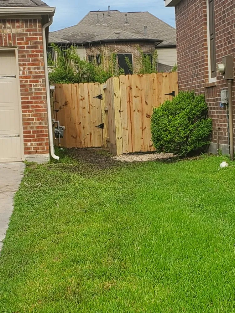 Quality vinyl fence installation experts serving Cypress, TX - E&A Construction