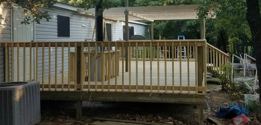 Local chain link fencing for homes in Newark, TX by E&C construction