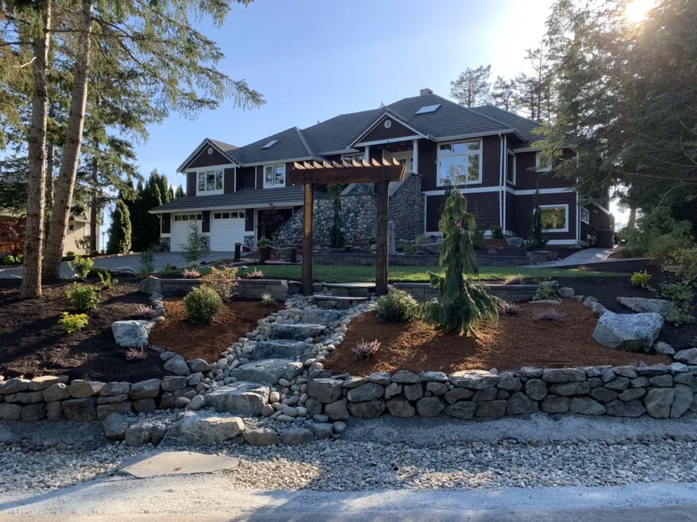 Top-rated vinyl fence installation for homes in Bothell, WA by Ediscapes Landscaping