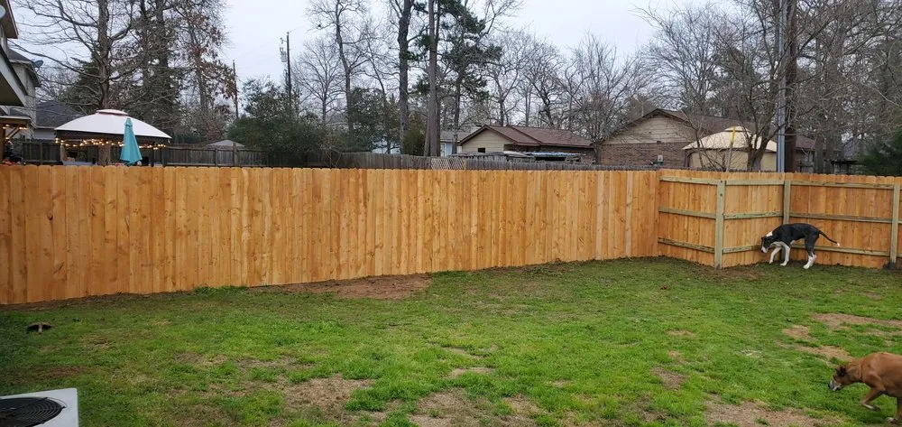 Quality vinyl fence installation for homes in Conroe, TX by Fence-it