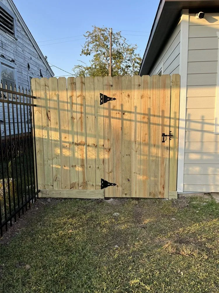 Local wood fence service in Tomball, TX by Fenceit