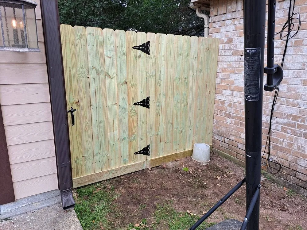 Top-rated vinyl fence installation in Tomball, TX by Fenceit