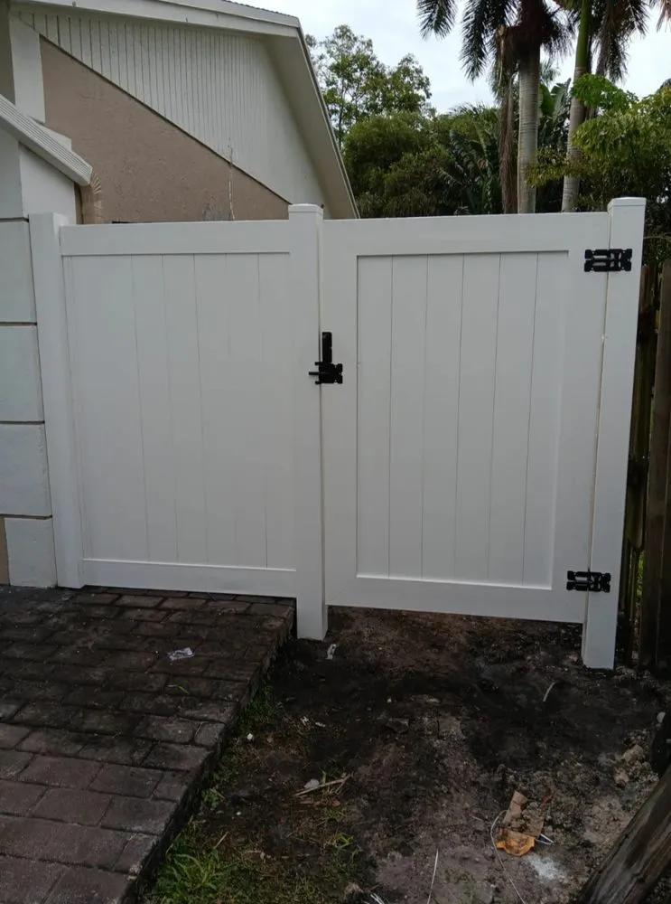 Professional vinyl fence installation for homes in Miami, FL by Fiber plus
