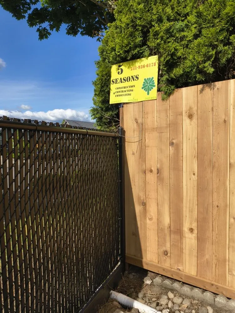 Top-rated vinyl fence installation for homes in Springfield, OR by Five Seasons