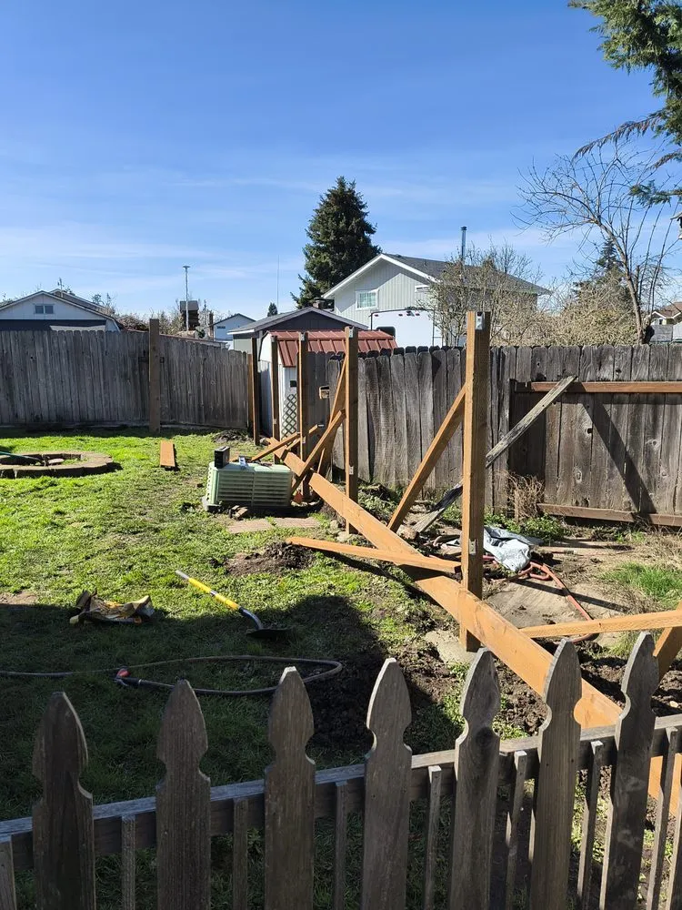 Reliable vinyl fence installation experts serving Springfield, OR - Five Seasons