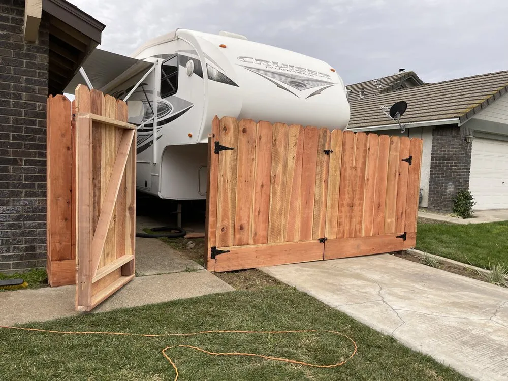 Quality vinyl fence installation for homes in Ripon, CA by Fresher Grass