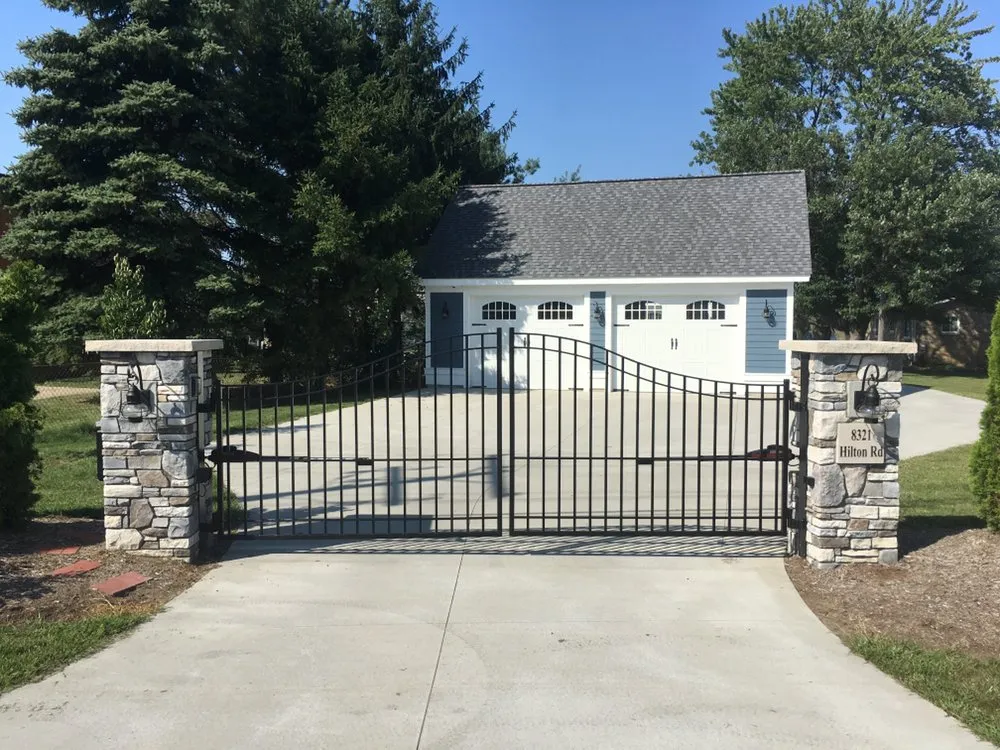Top-rated privacy fencing experts serving Flint, MI - Gate Logic