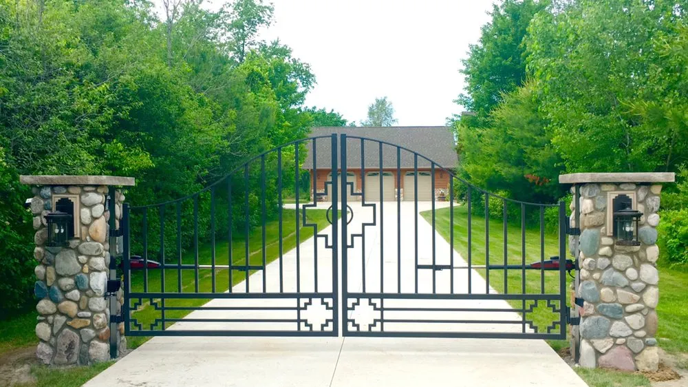 Top-rated privacy fencing service in Flint, MI - Gate Logic