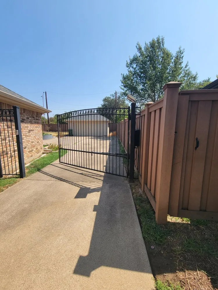 Quality vinyl fence installation for homes in Richardson, TX by Gate Services