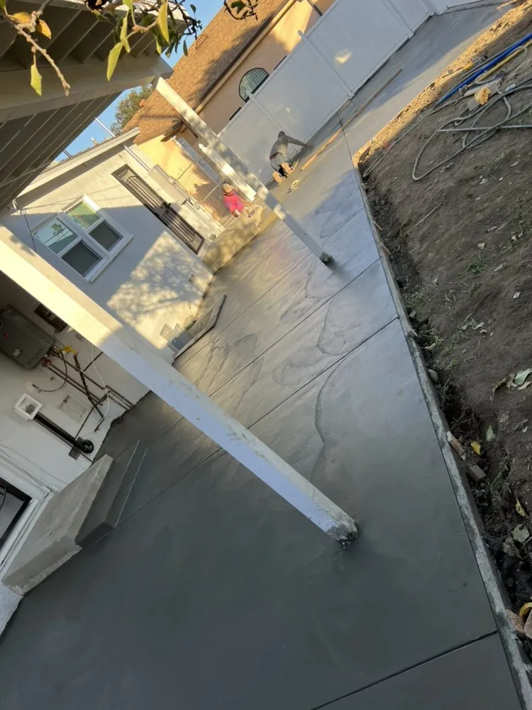 Professional vinyl fence installation for homes in Compton, CA by Handyman Rivera