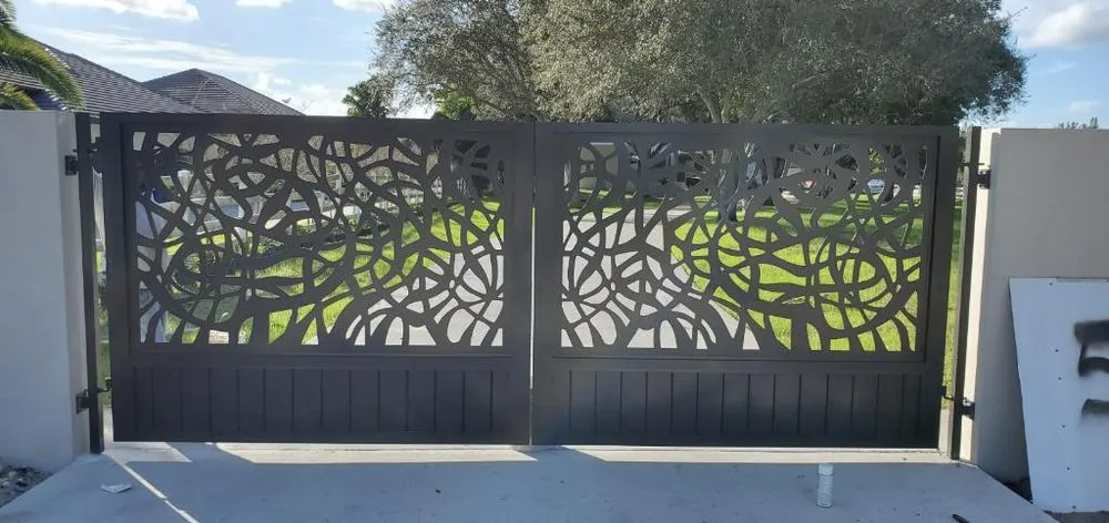 Professional vinyl fence installation service in Miami, FL - Horizon Structural Developers