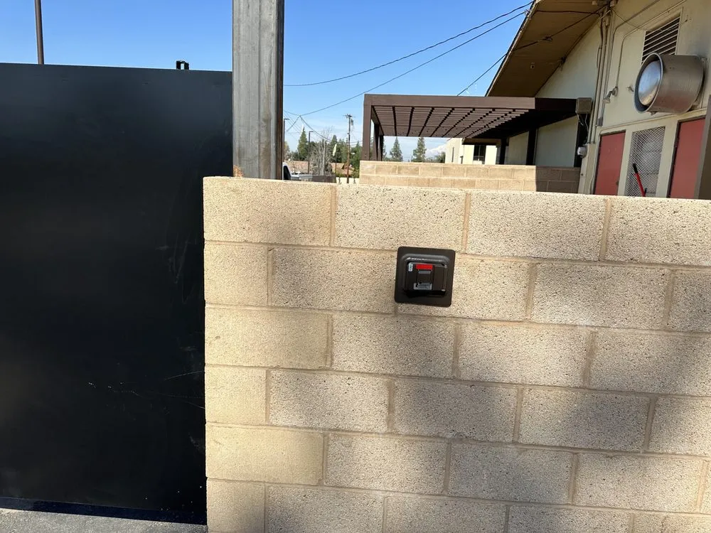 Affordable fence installation in Manhattan Beach, CA by Intelegates