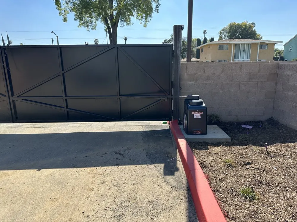 Affordable privacy fencing service in Manhattan Beach, CA - Intelegates