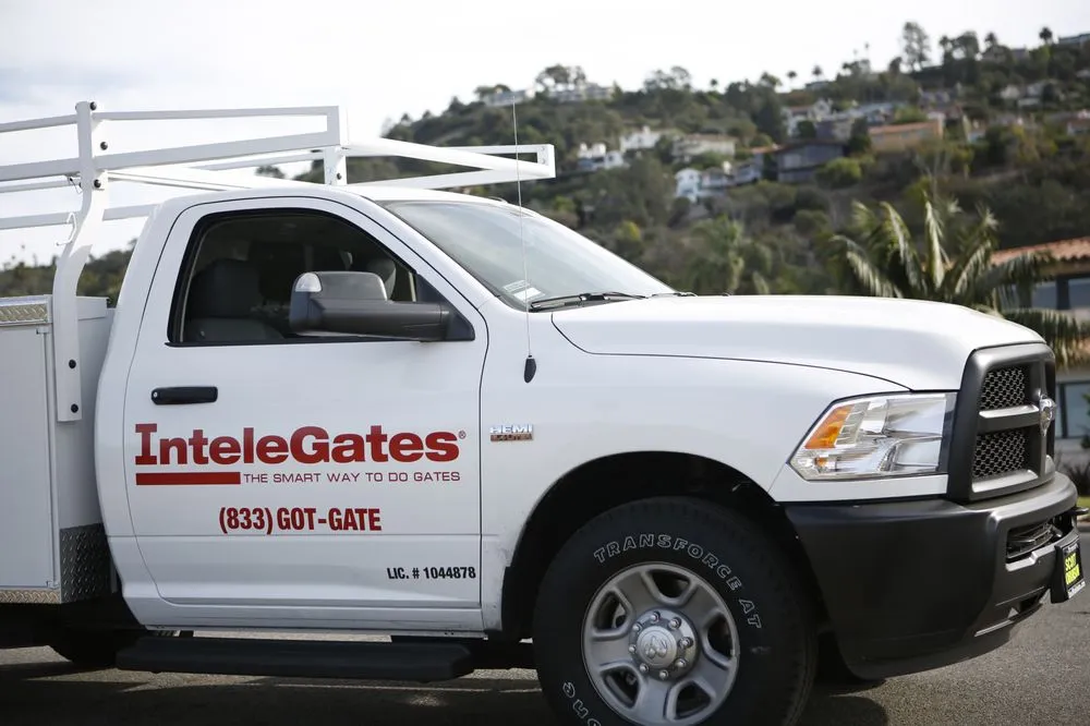 Top-rated fence repair in Manhattan Beach, CA by Intelegates