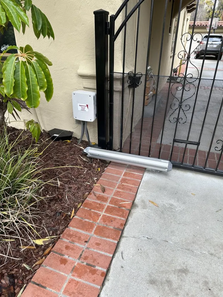 Local fence installation experts serving Manhattan Beach, CA - Intelegates