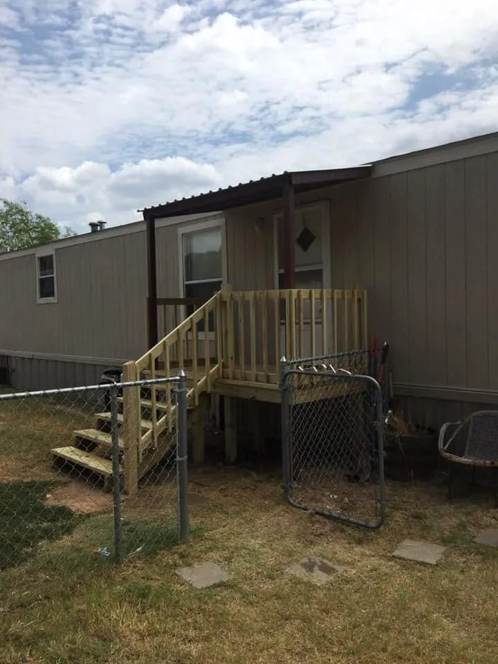 Trusted vinyl fence installation for homes in Cleburne, TX by JLO construction