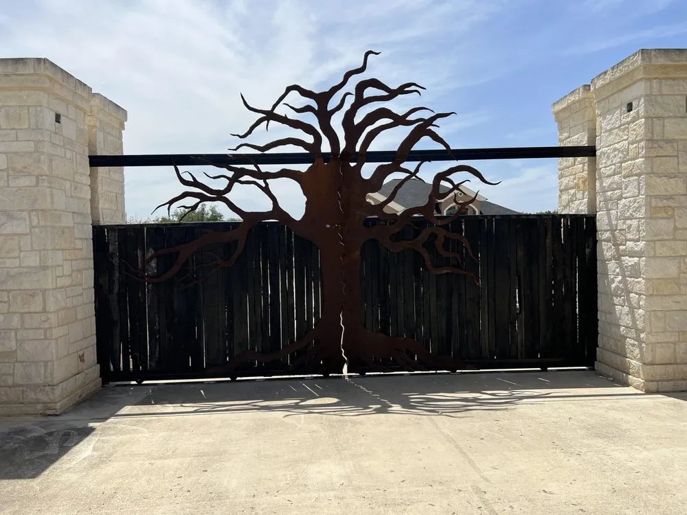 Affordable vinyl fence installation for homes in Austin, TX by Knowitall Access & Integration