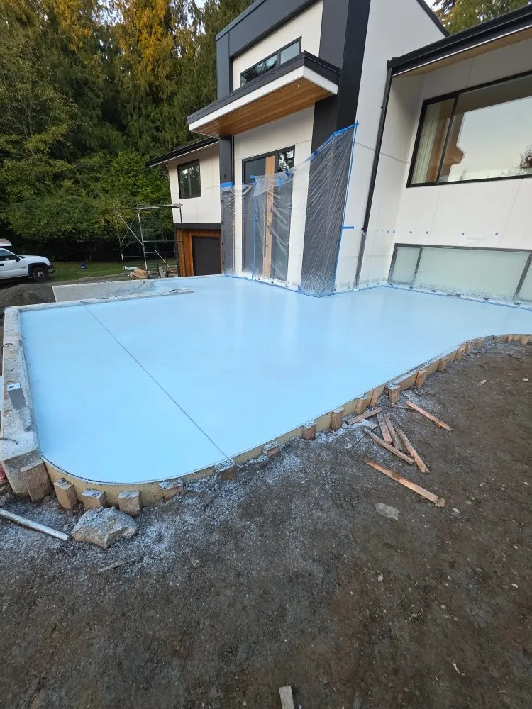Professional fence repair for homes in Everett, WA by L & V Concret
