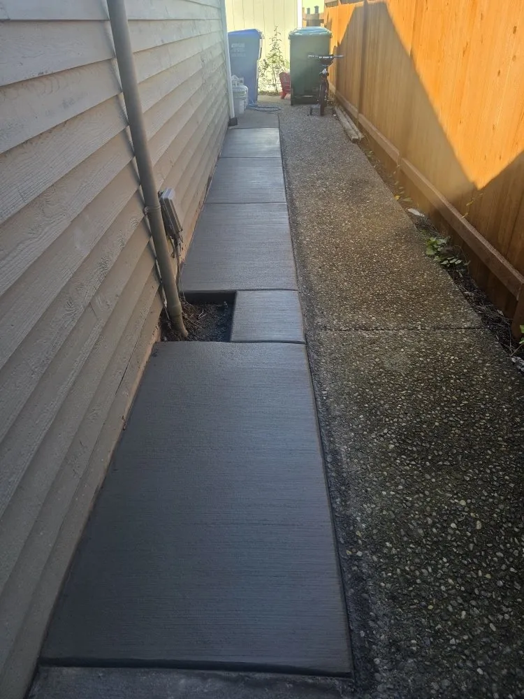 Top-rated vinyl fence installation service in Everett, WA - L & V Concret