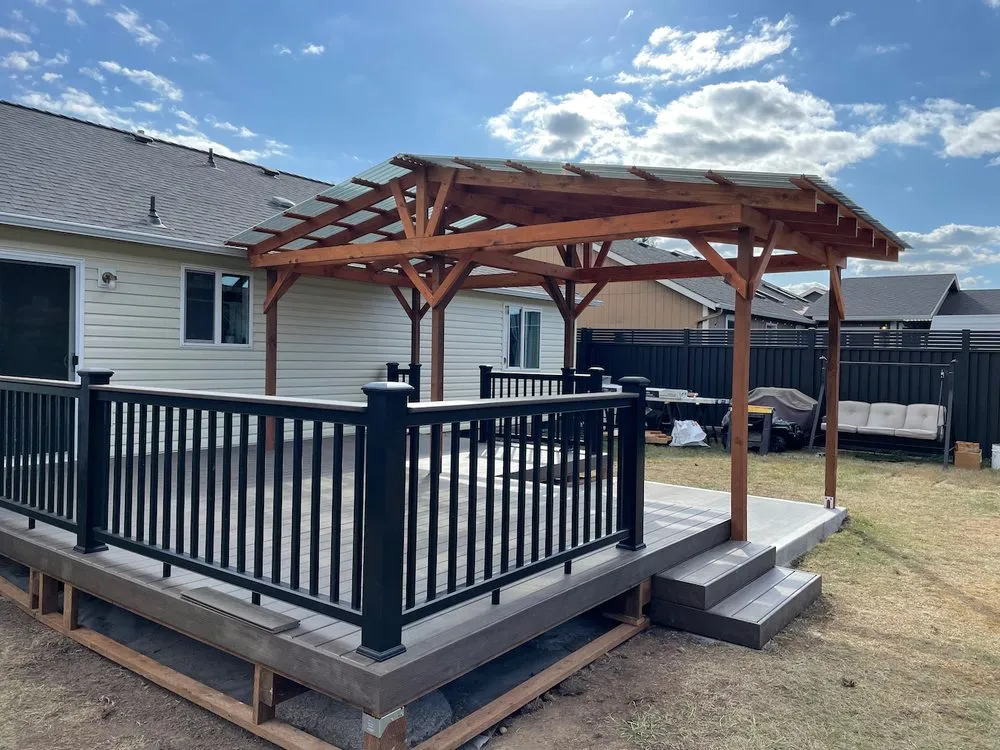 Expert vinyl fence installation for homes in Eugene, OR by Level and Plumb Construction