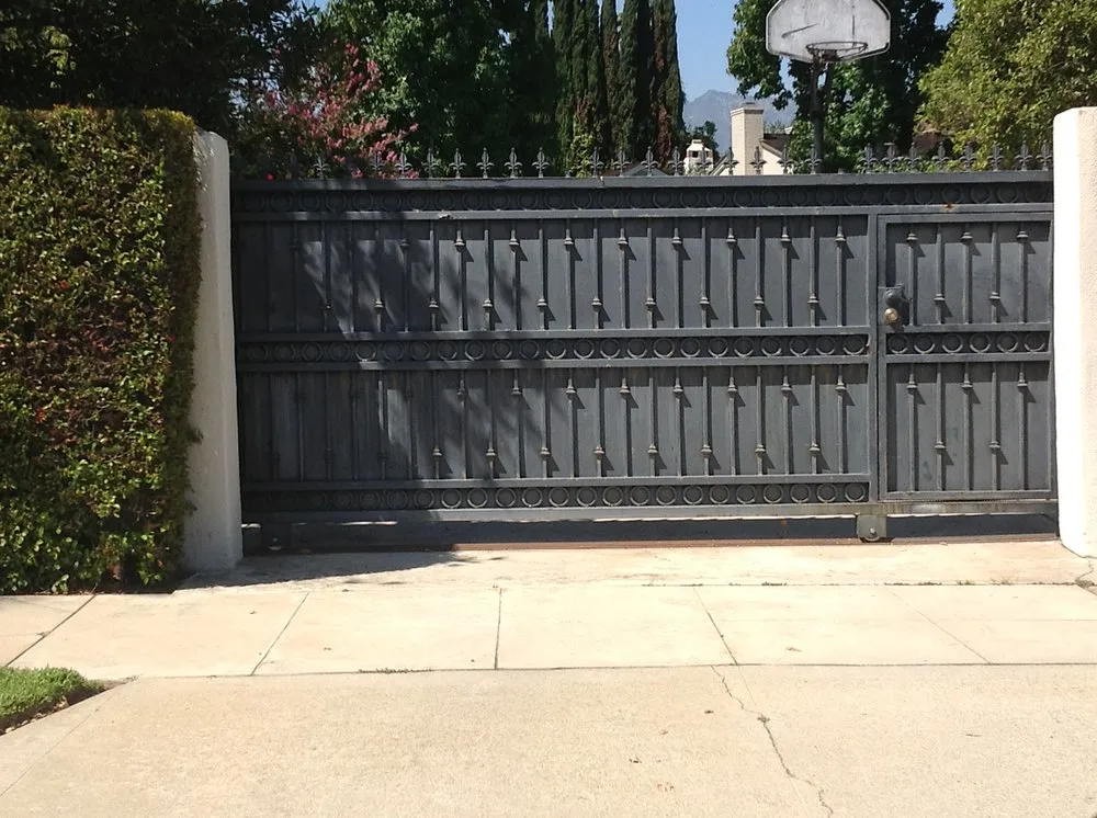 Quality vinyl fence installation service in Pasadena, CA - Lock Up