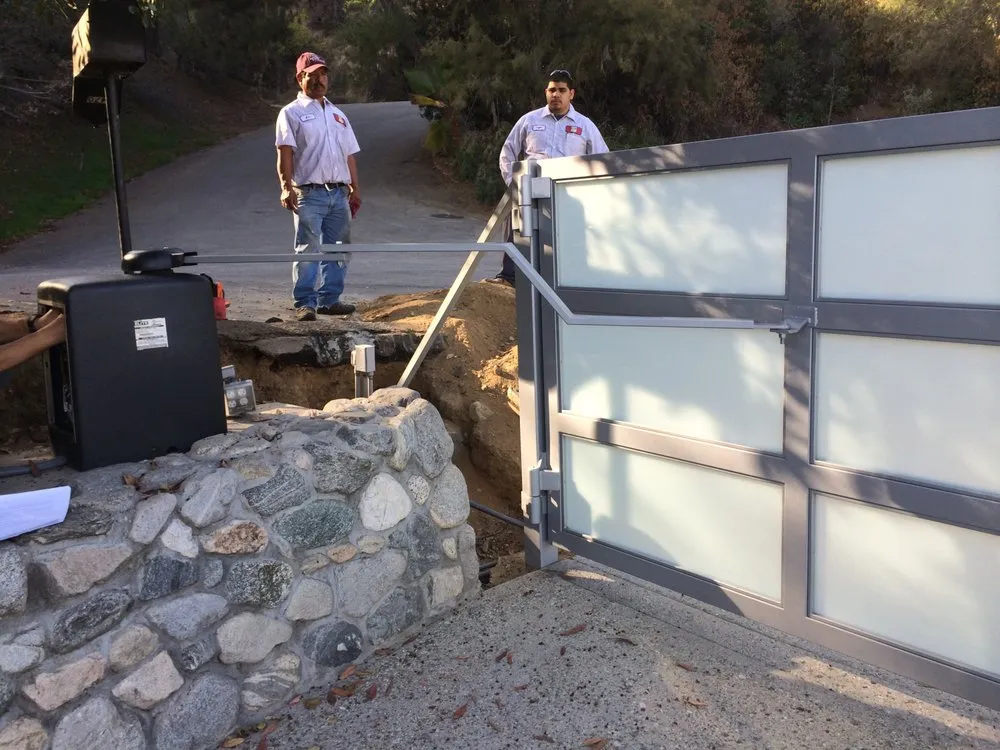 Top-rated vinyl fence installation for homes in Pasadena, CA by Lock Up