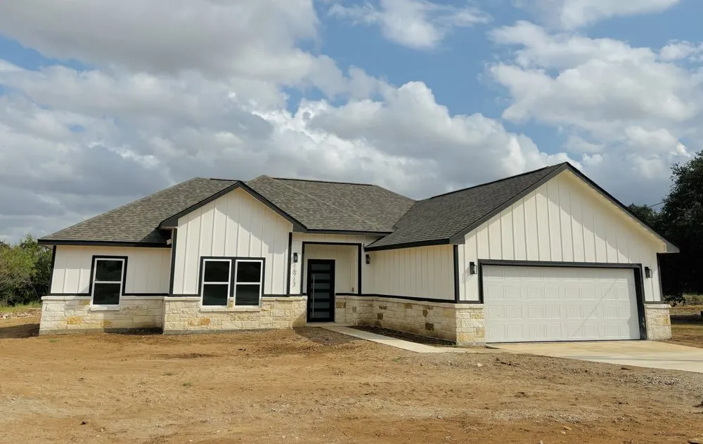 Affordable chain link fencing service in Lytle, TX - Luijg Construction