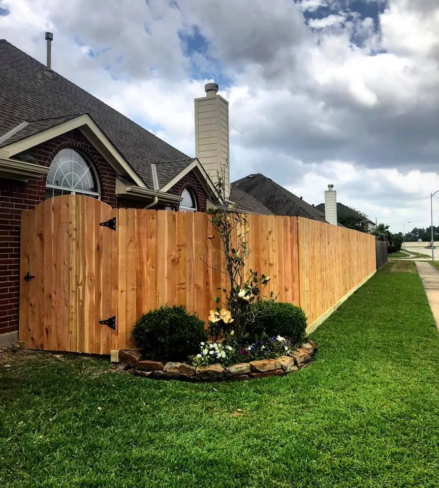 Professional wood fence service experts serving Spring, TX - Luxscape